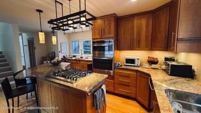 Foto del edificio - 302 Roaring Fork Dr