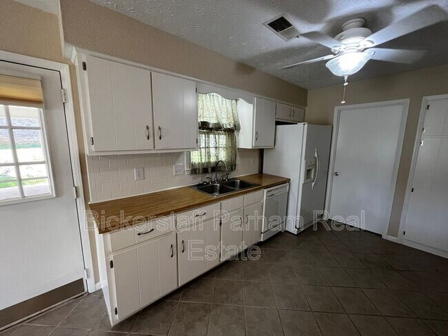 Building Photo - 6608 Highridge Dr