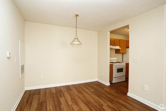 2HAB, 2BA - 938sf- Área de comedor - Forest Glen Apartments