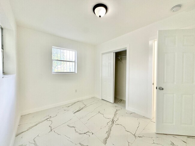 Foto del edificio - Freshly remodelled 2bed/1bath in a duplex ...