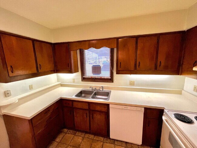 Foto del edificio - 3 bed/ 2 bath LAKE VIEW IN KILLEARN ESTATES!
