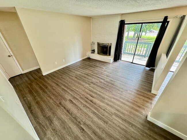Building Photo - Sweet 2-Bedroom Garden Condo in South Char...