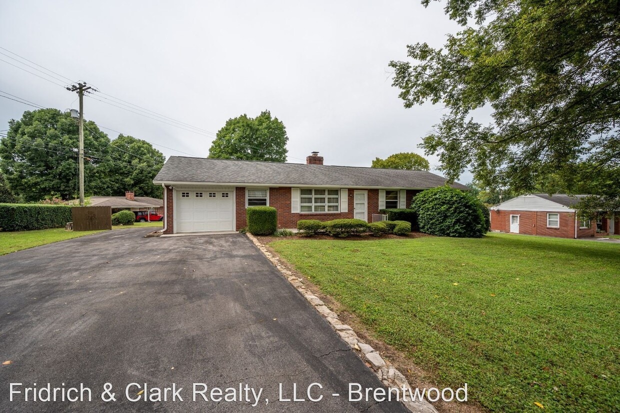 Foto principal - 3 br, 1 bath House - 202 Cottage Ln