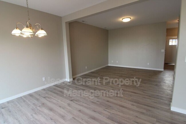 Building Photo - 655 Ruby Circle