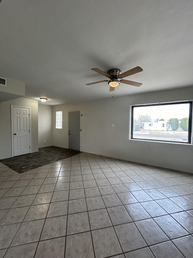 Building Photo - 2418 Alvarado Dr NE