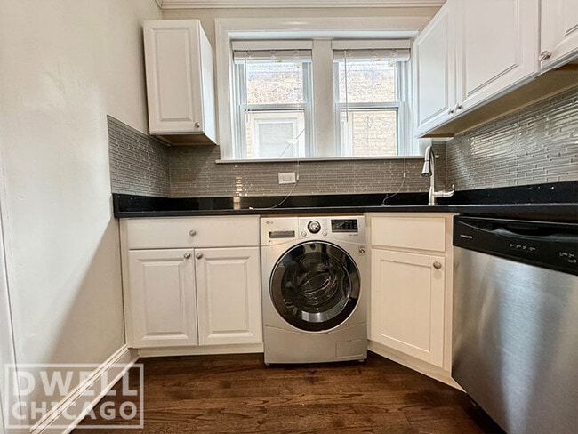 Building Photo - 3820 N Greenview Ave