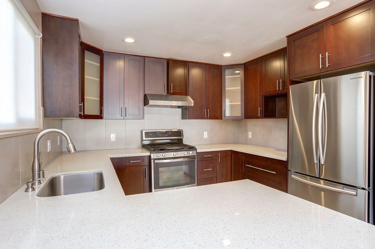 Foto principal - Updated & super clean 3 Bed/ 2 Bath Daly C...