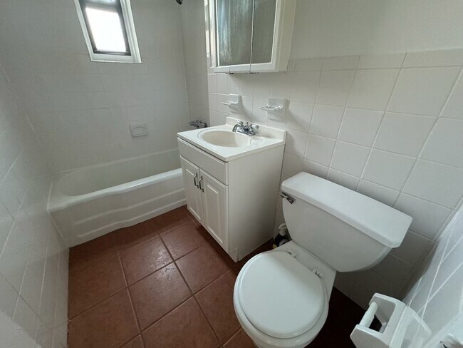 Foto del edificio - 23-35 Broadway Unit 1 M