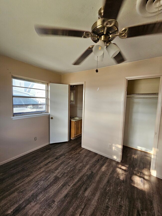 Dormitorio principal con medio baño - 1116 Elmore St