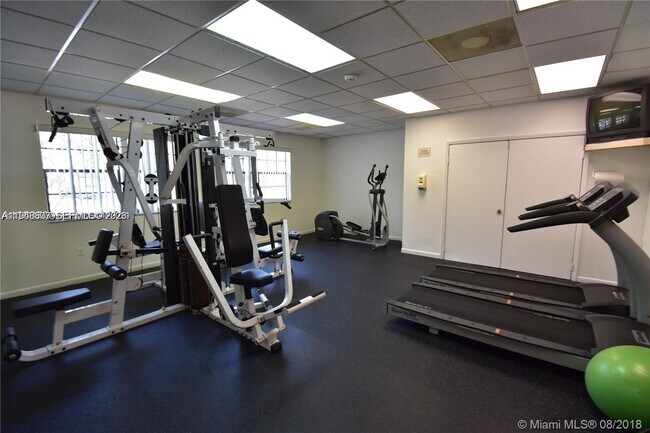 Building Photo - 400 Palm Cir W