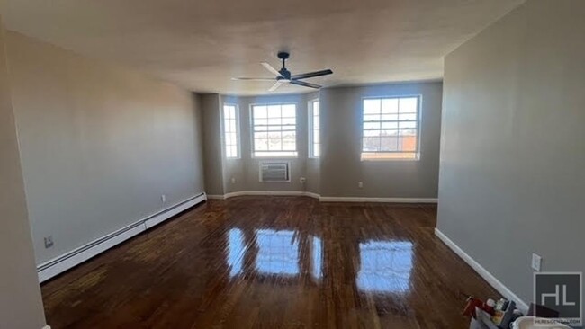 Building Photo - FRESHLY  RENOVATED 3 BEDROOMS/2 FULL BATHR...