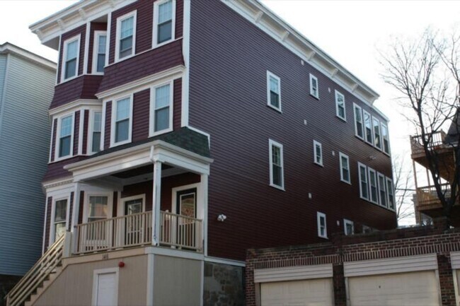 Building Photo - 148 Hillside St