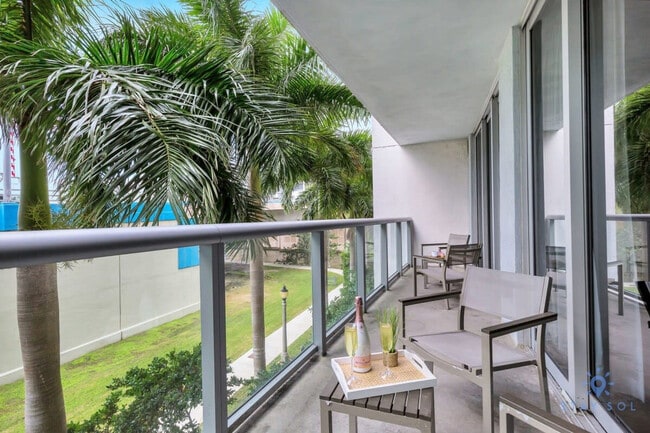 Building Photo - 2602 E Hallandale Beach Blvd