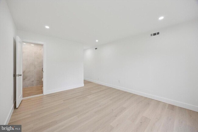 Foto del edificio - 511 Bradley Ct
