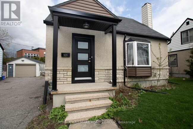 Building Photo - 929 Merivale Rd
