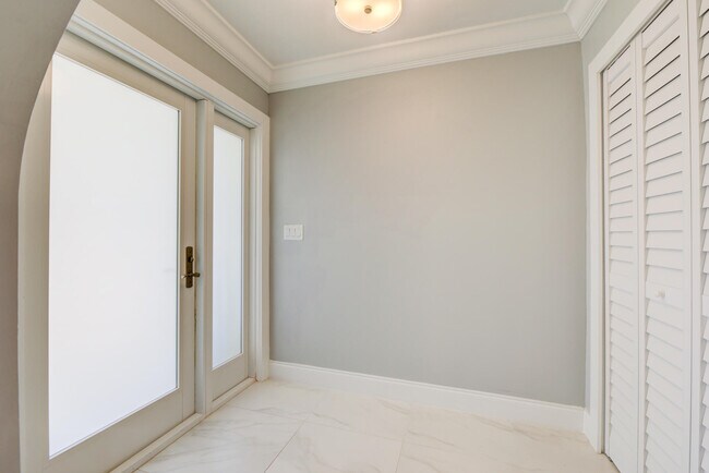 Building Photo - 2603 NE 35th St