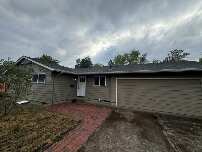 Building Photo - 3+ Bedroom House in Friendly Area