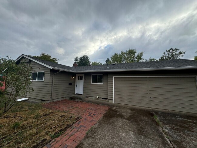 Foto del edificio - 3+ Bedroom House in Friendly Area