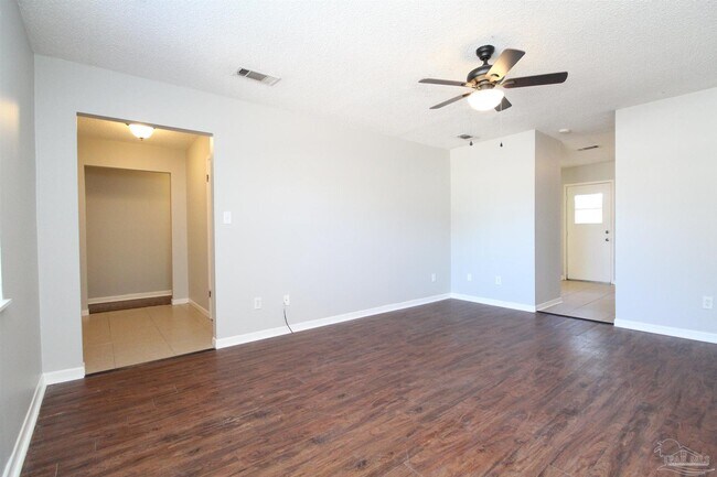Foto del edificio - 7642 Sandy Creek Dr