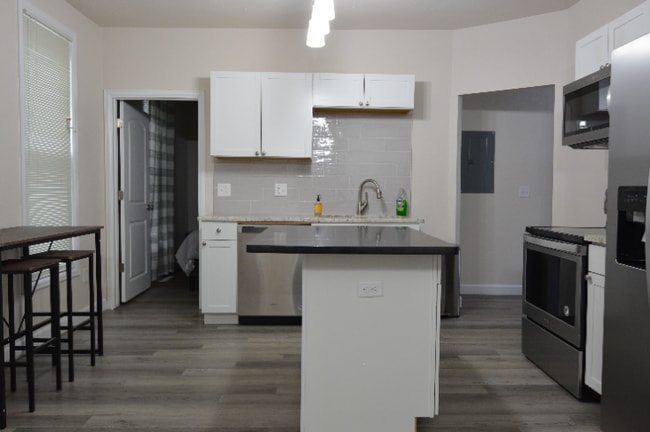 Building Photo - Renovated Short Term Rental!