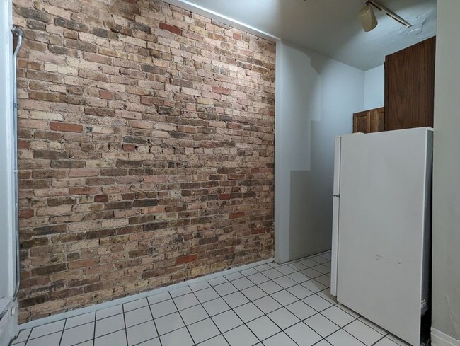 Building Photo - 511 W Melrose St
