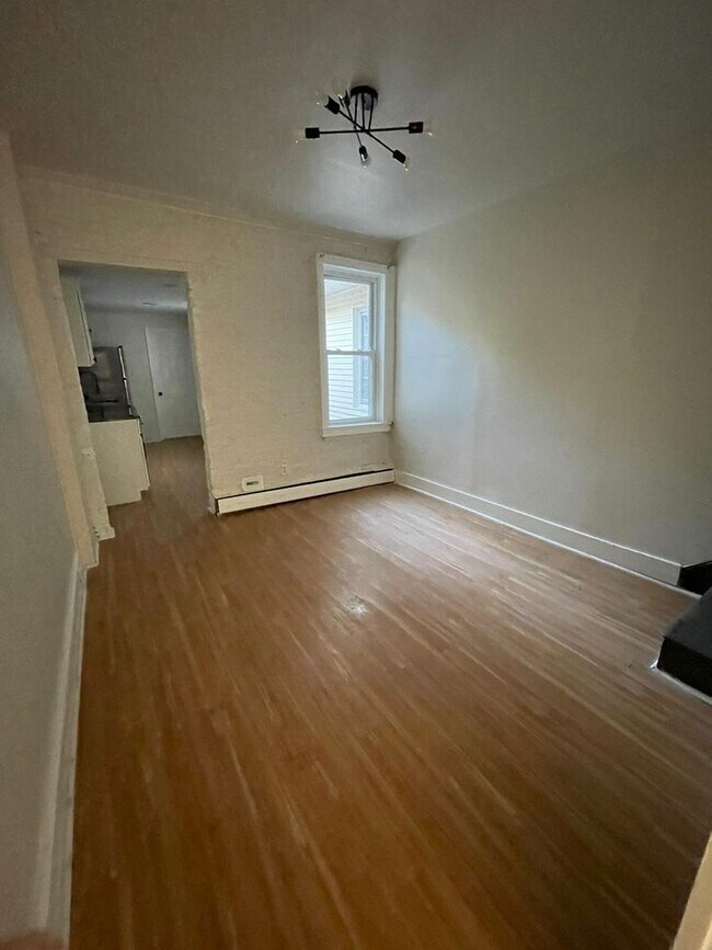 Foto del edificio - Cozy 2 bedroom 1 bathroom house with off-street parking