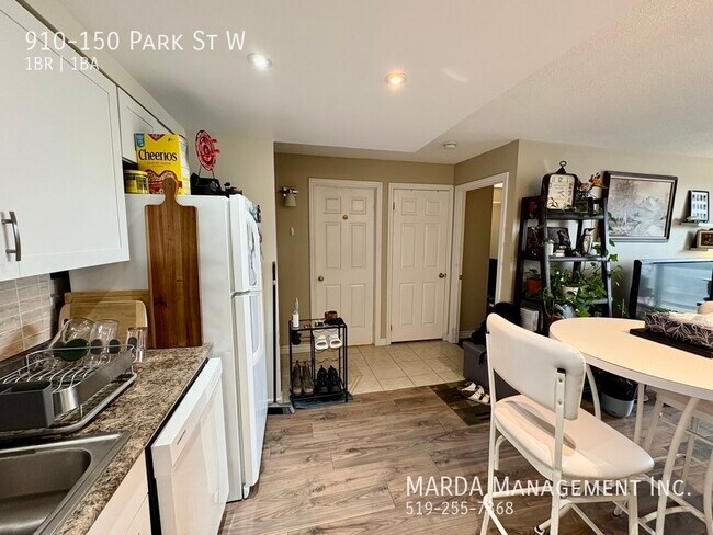 Photo du bâtiment - BEAUTIFUL 1BED 1BATH  VICTORIA PARK PLACE ...