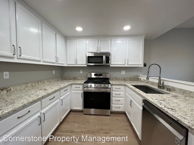 Building Photo - 3 br, 3.5 bath House - 490 White Chapel Ave.