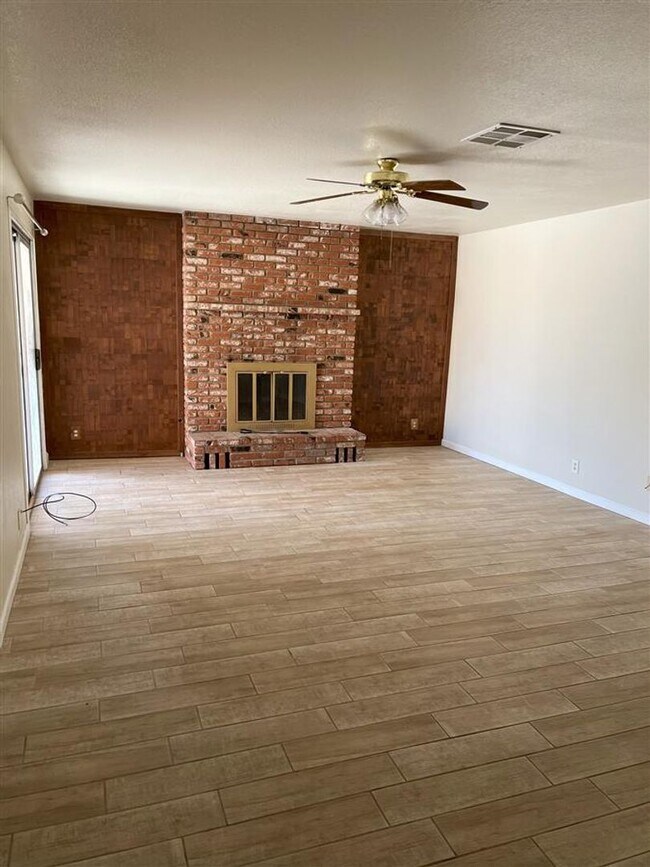 Building Photo - Call Vaughn Realty Property Management (76...