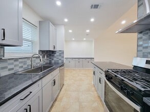 Building Photo - 10010 Sagecanyon Dr