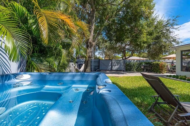 Jacuzzi for 6 - 5515 Spruce Ave