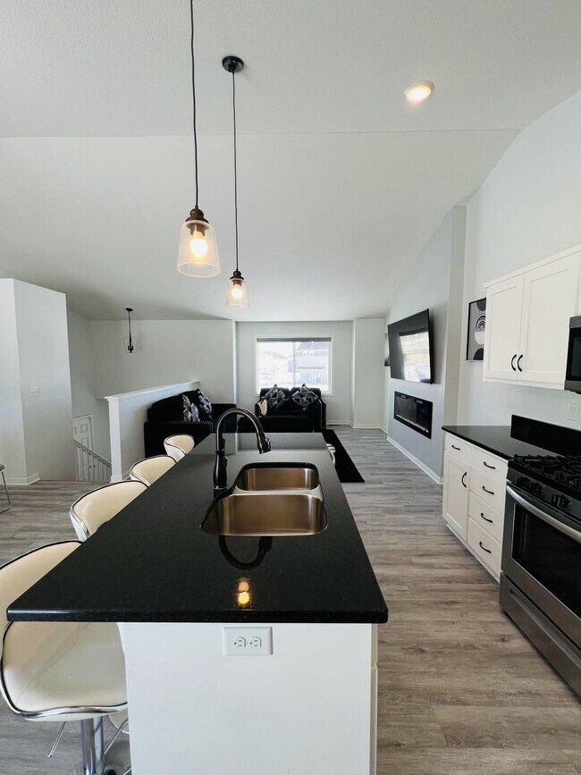 Foto del edificio - Newer Development Home Spacious 4-Bedroom 3 Bathroom Single Family Home with Finished Basement in...