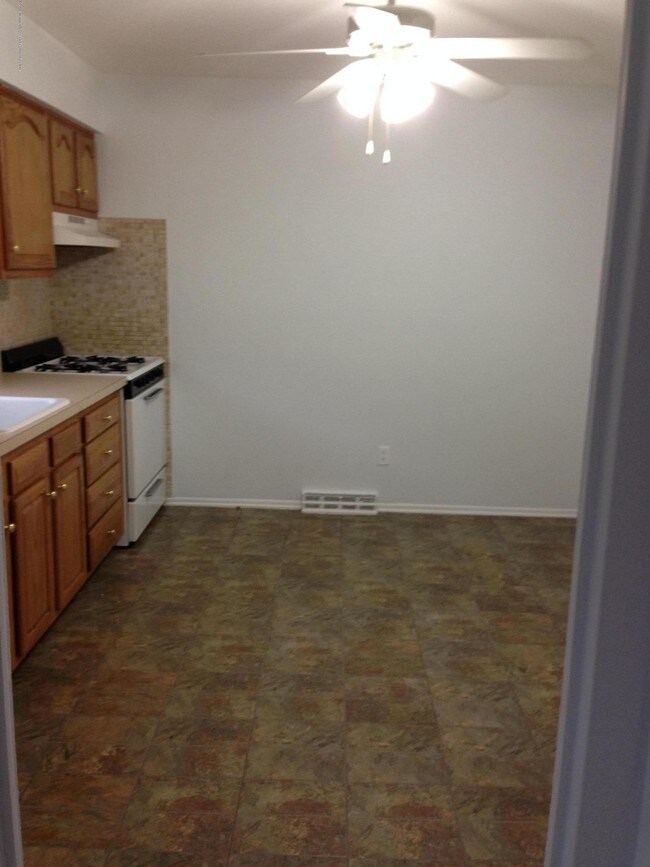 Foto del edificio - 821 Burnt Tavern Rd