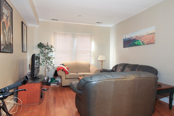 Foto del edificio - 2455 N Ashland Ave