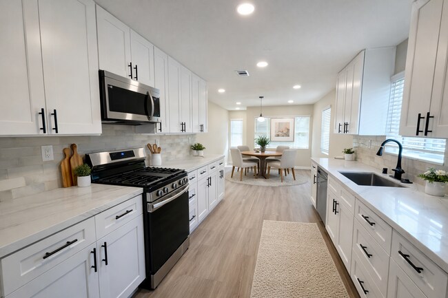 Building Photo - Newly Renovated House!!