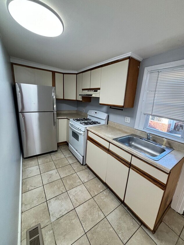 33 Wolcott St Unit 1st Fl, New Haven, CT 06513 Room for Rent in New