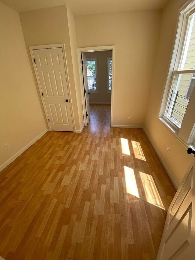 Foto del edificio - 77 Brookdale Ave