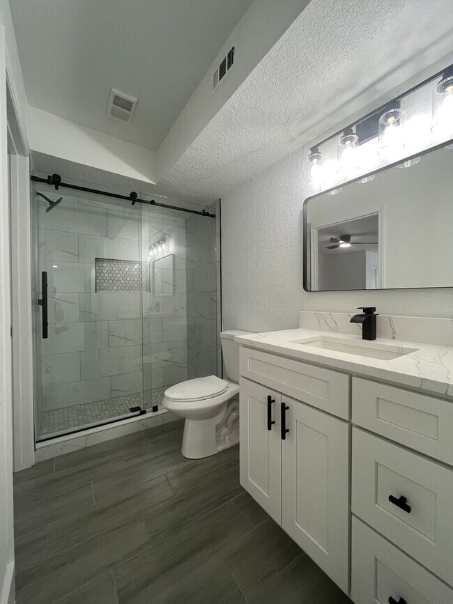 Foto del edificio - *Freshly Painted * 1/1 Condo near MCO Airp...