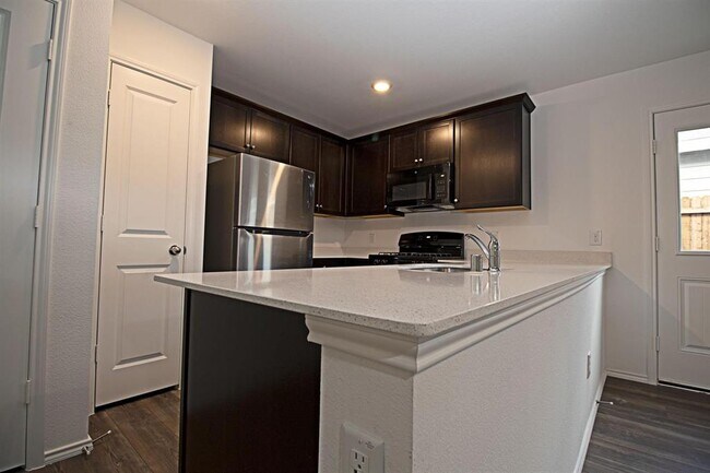 Foto del edificio - 5701 Manarchos Ln