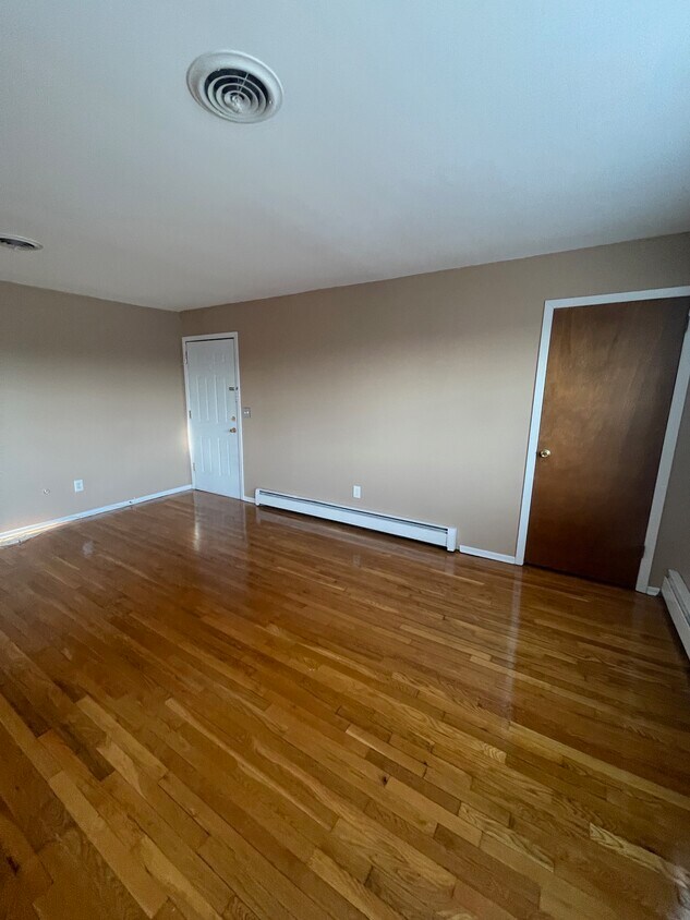 Living room - 100 W Linden Ave