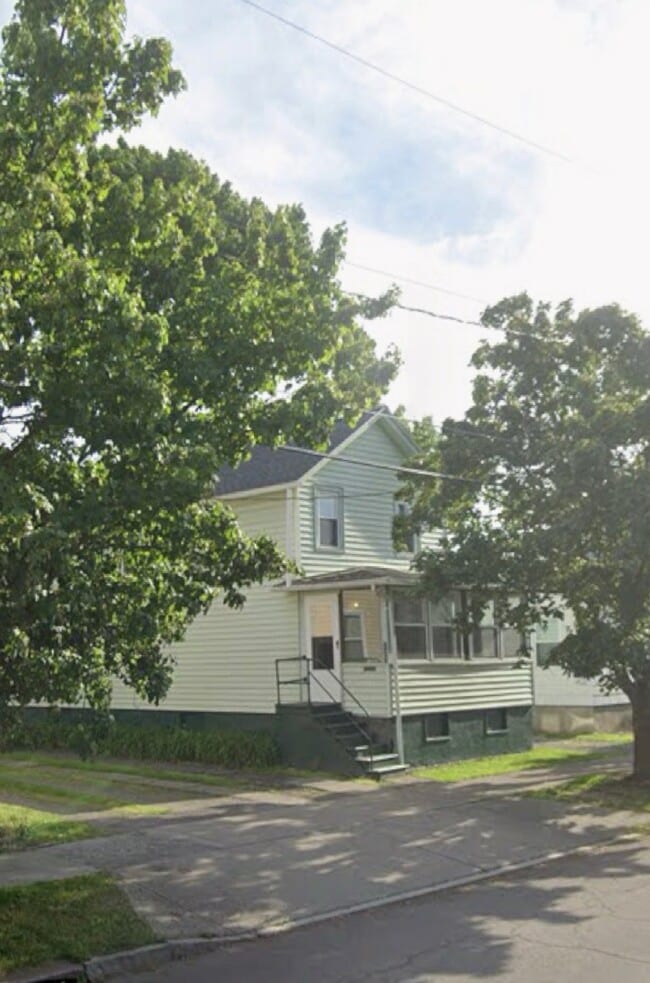 Building Photo - 727 W Court St