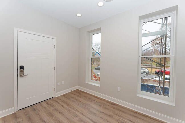 Building Photo - 536 Madison Ave