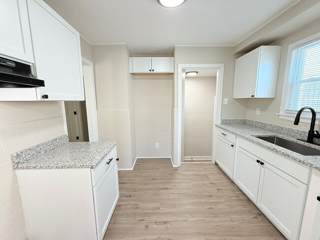 Foto del edificio - This beautifully updated 3-bedroom, 1-bath single-family home is ready for move-in!