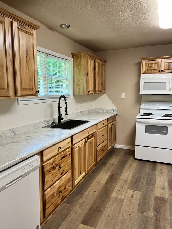 Building Photo - Charming 3 - Bedroom Home with Modern Amen...