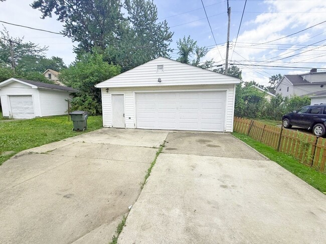 Building Photo - 4 BED 1 BATH BEAUTIFUL SINGLE FAMILY HOME ...