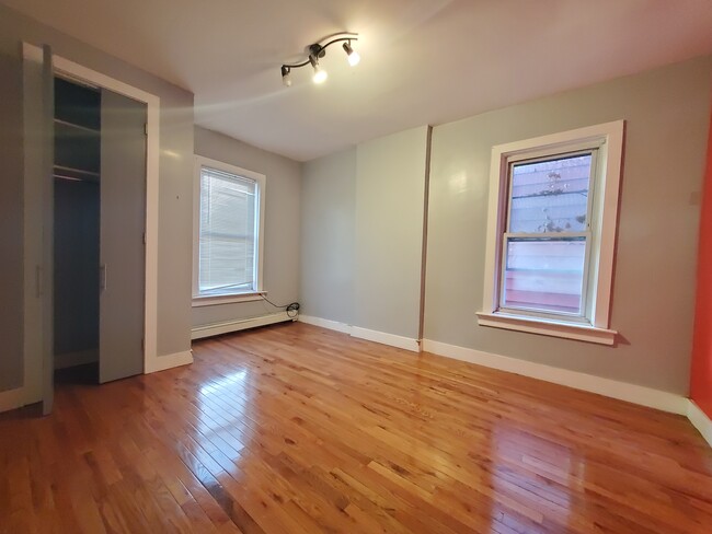 Foto del edificio - 581 Bramhall Ave