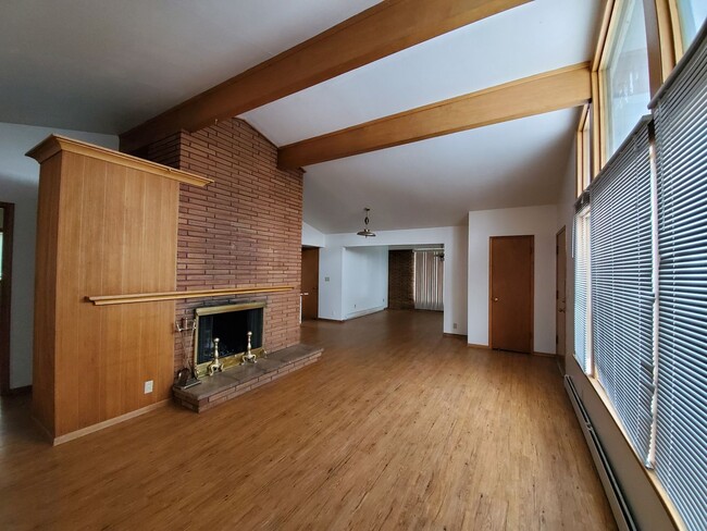 Building Photo - Corner Lot 3 Bed 1 Bath Home