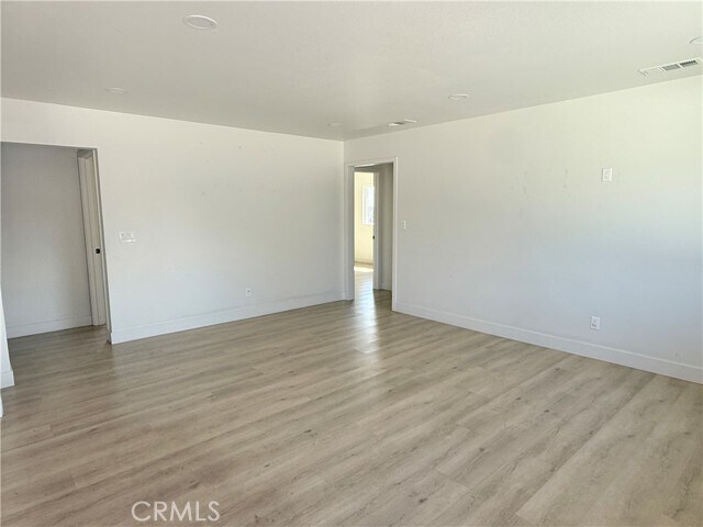 Foto del edificio - 5319 Roosevelt Ave