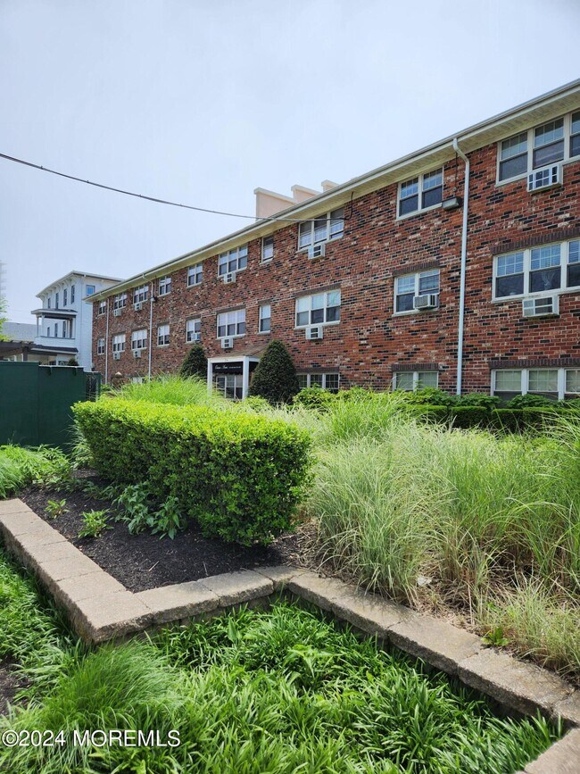 Building Photo - 304 4th Ave