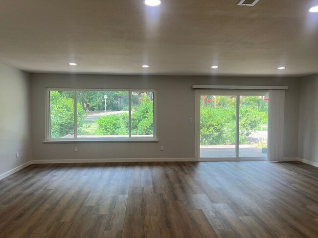 Building Photo - GORGEOUS FULLY REMODELED 3 BEDROOM IN CITR...